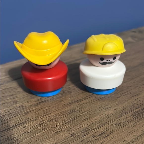 Yellow and Red Action Figures Playset - Picture 1 of 4